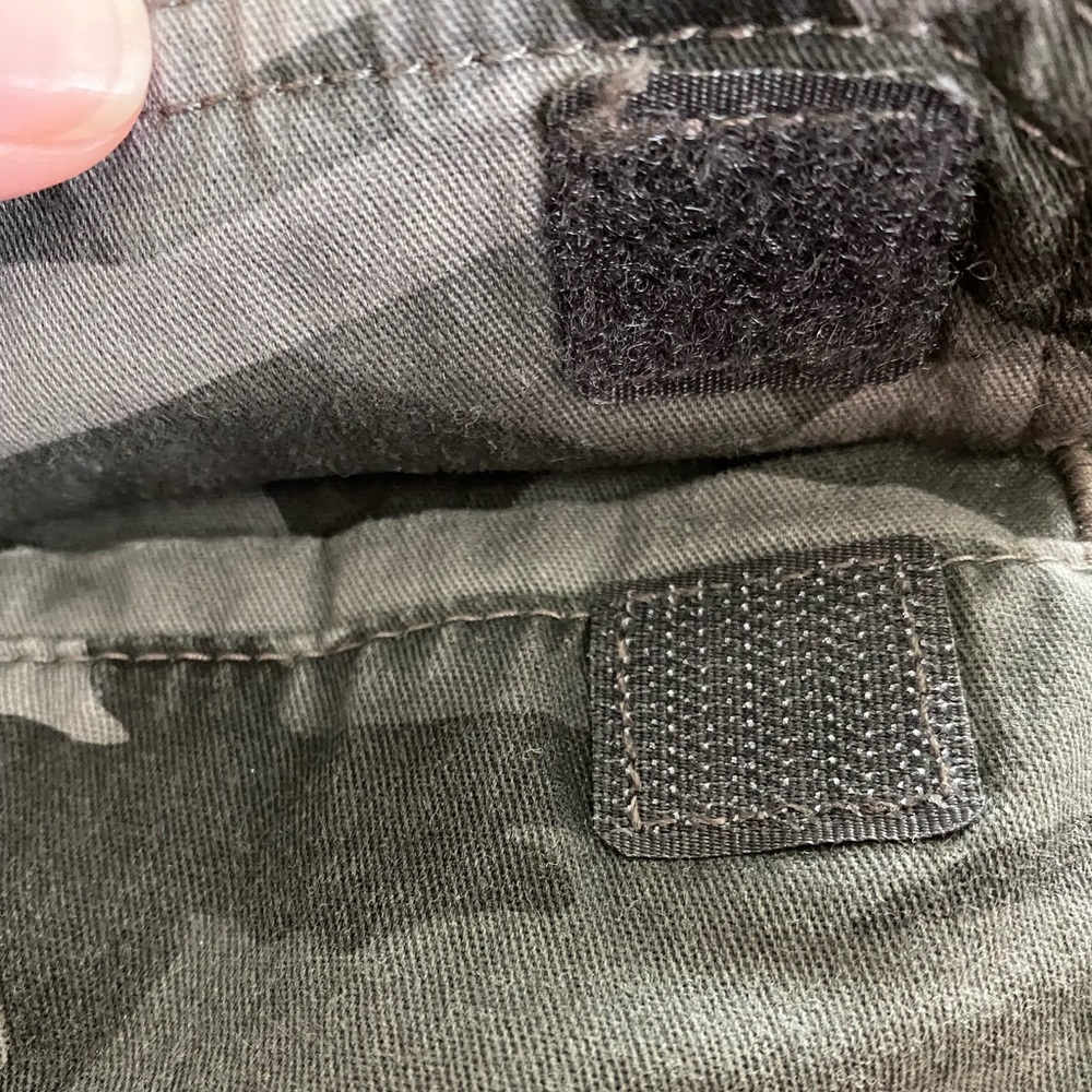 EUC Wrangler men’s black/grey camouflage pants, size 36x30 - Picture 8 of 9